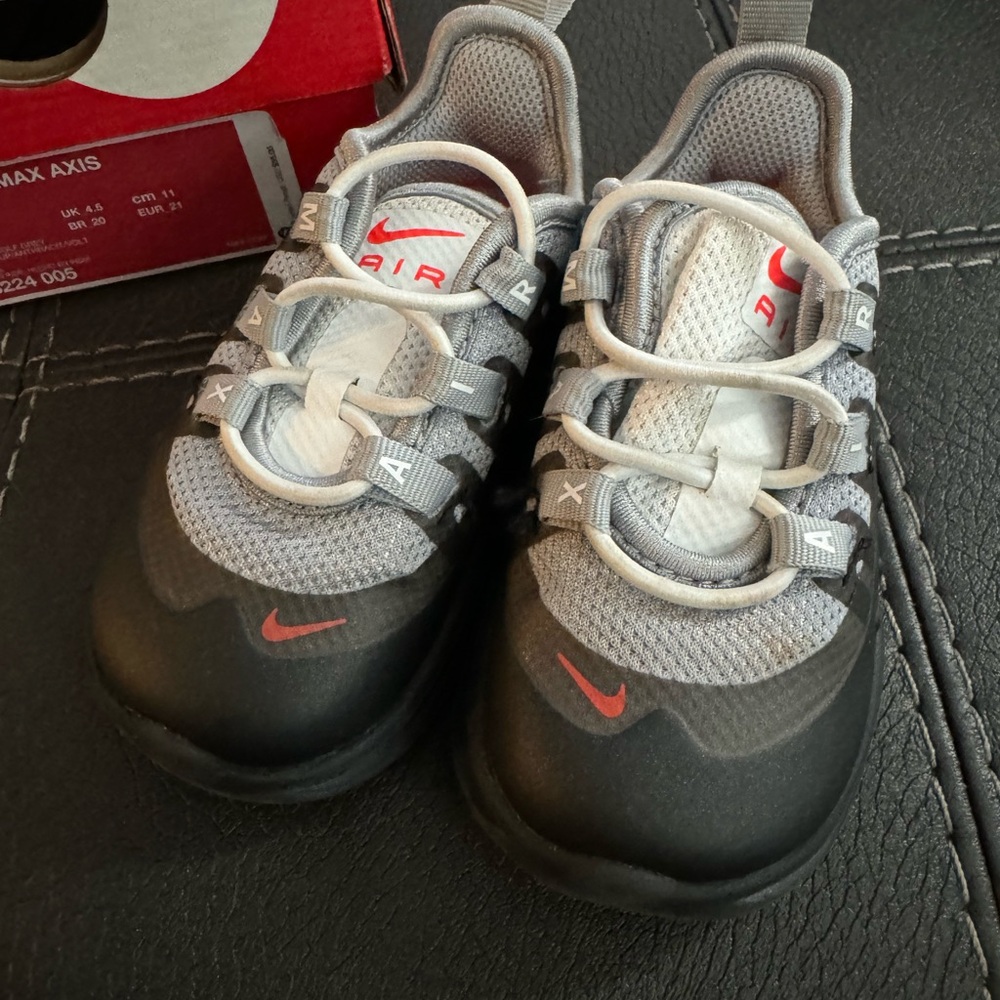 Nike air max axis 5c